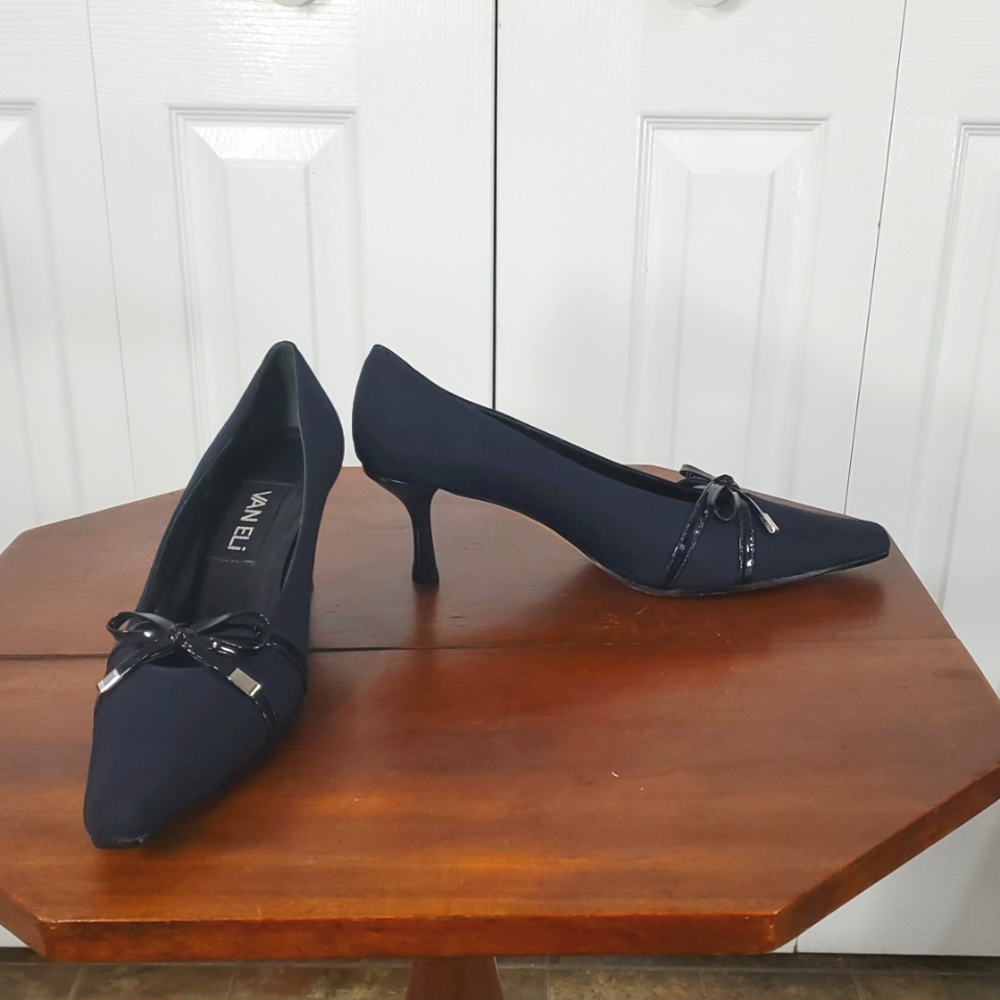 Van Eli Navy Blue 2.5" Heels Pumps Bow Detail sz 7 leather sole